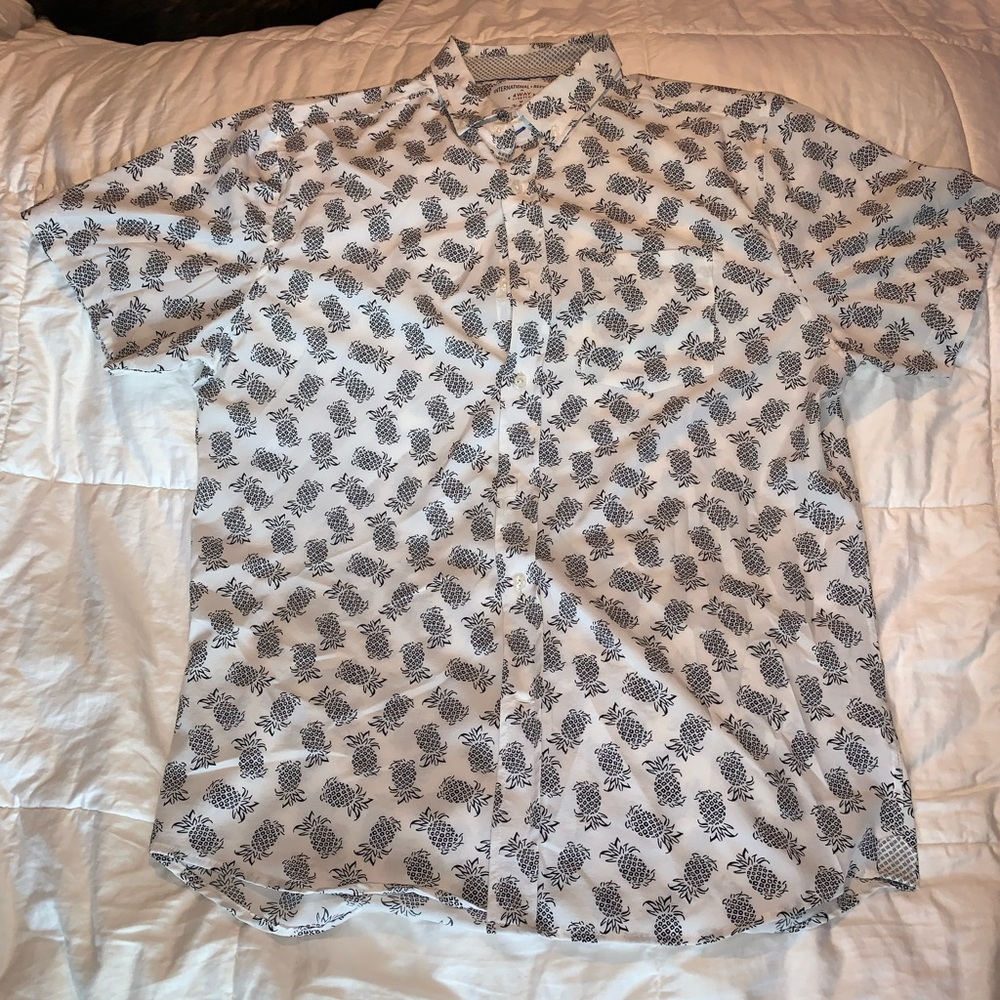 International Report men’s collared button down shirt